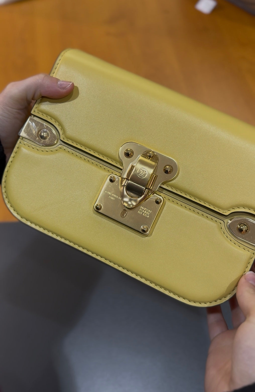 Sac Louis Vuitton Orsay MM en cuir jaune – Neuf Seconde main authentifié
