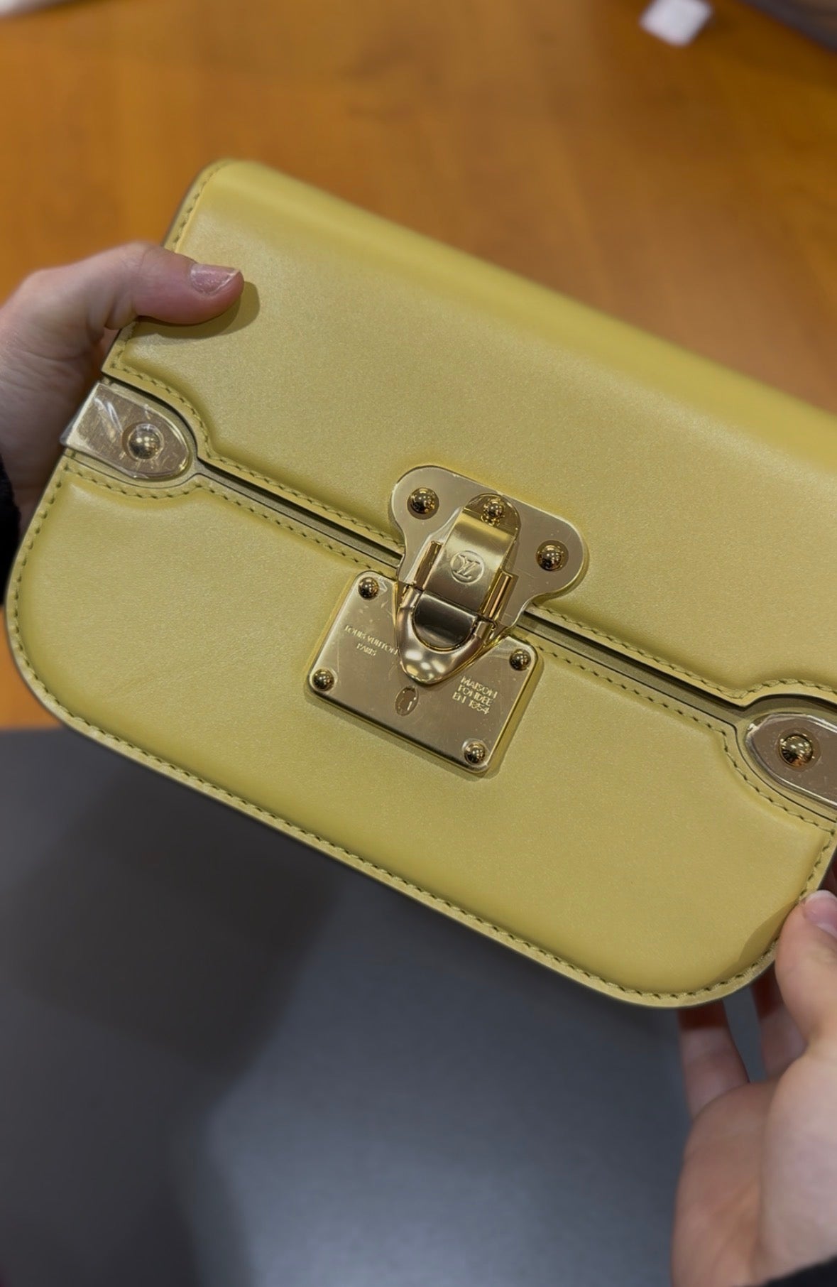 Sac Louis Vuitton Orsay MM en cuir jaune – Neuf Seconde main authentifié