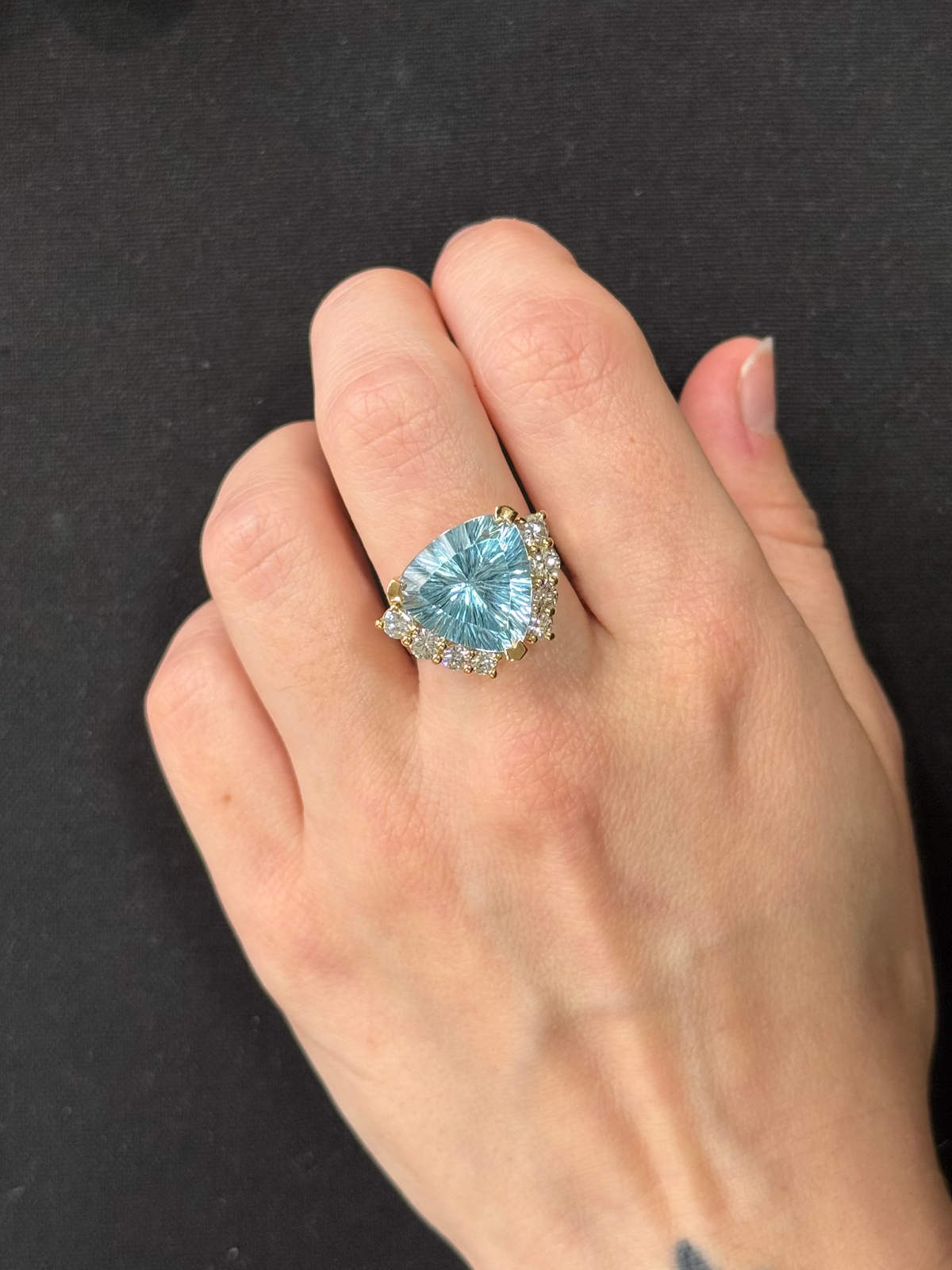 Bague or jaune pierre bleue taille triangle & diamants chez Argor Colmar