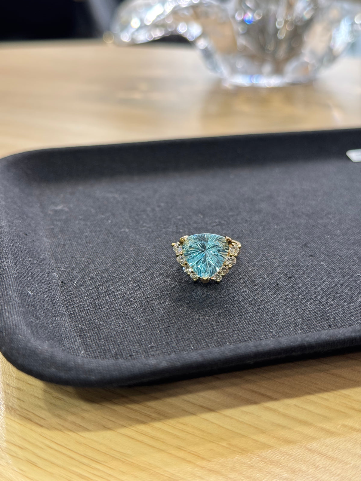 Bague or jaune pierre bleue taille triangle & diamants – Bague cocktail vintage | Argor Colmar
