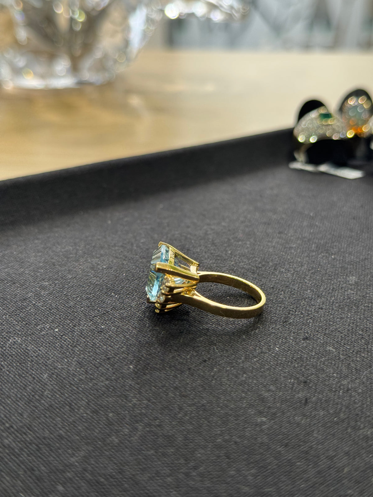 Bague or jaune pierre bleue taille triangle & diamants – Bague cocktail vintage | Argor Colmar