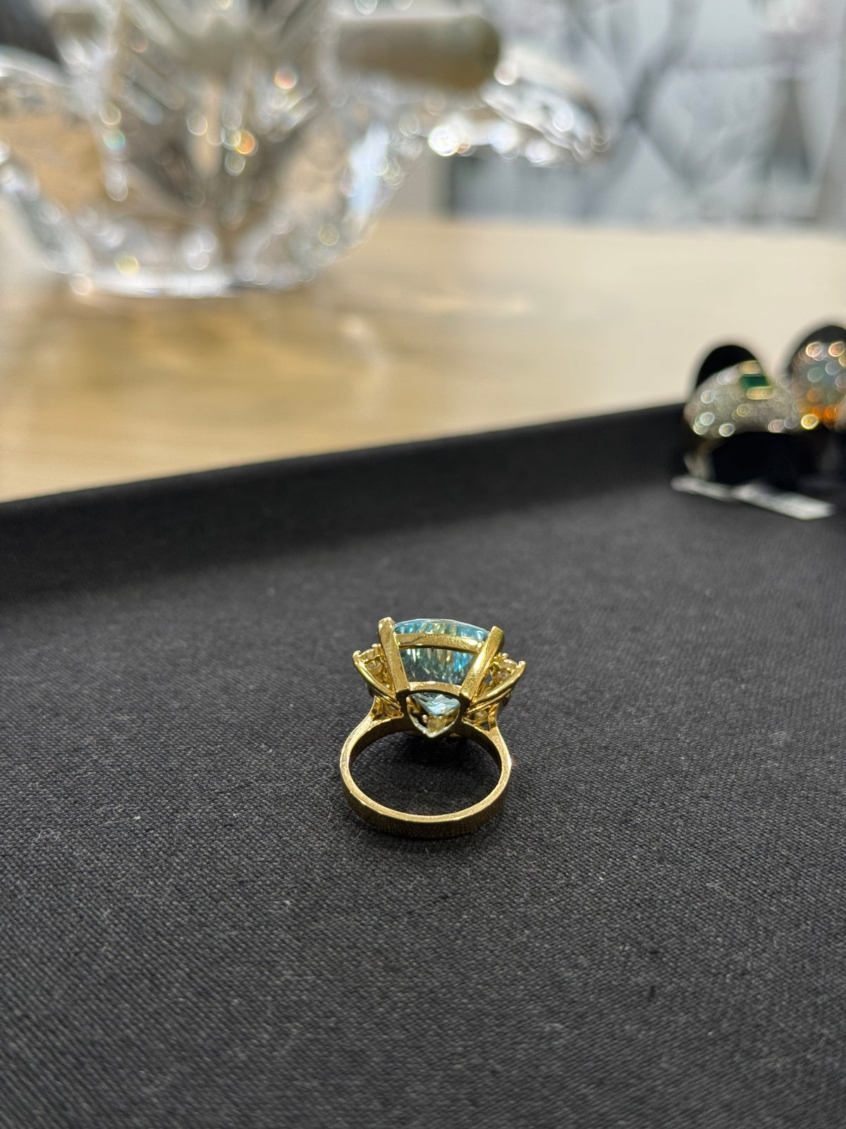 Bague or jaune pierre bleue taille triangle & diamants – Bague cocktail vintage | Argor Colmar