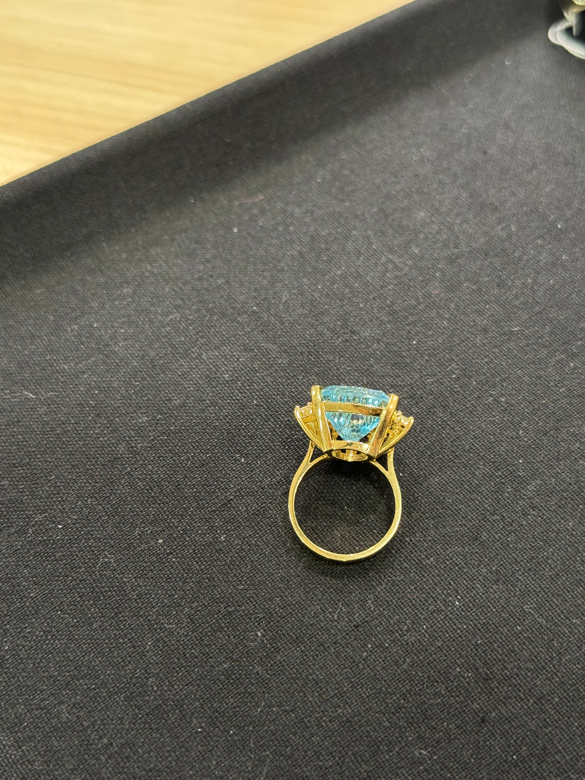 Bague or jaune pierre bleue taille triangle & diamants – Bague cocktail vintage | Argor Colmar