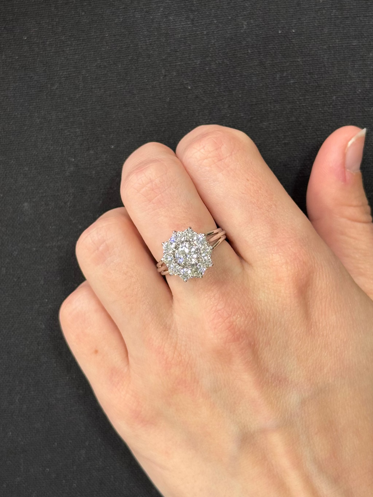 Bague or blanc diamants entourage Argor Colmar