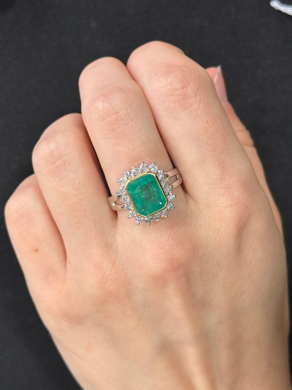 Bague or blanc émeraude & diamants entourage chez Argor Colmar