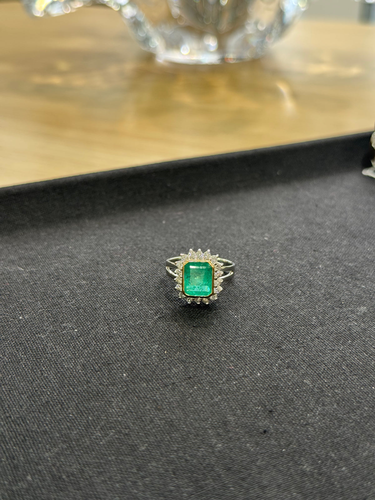 Bague or blanc émeraude & diamants entourage – Bague joaillerie seconde main | Argor Colmar