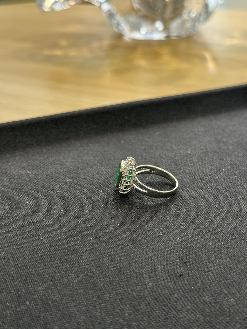 Bague or blanc émeraude & diamants entourage – Bague joaillerie seconde main | Argor Colmar
