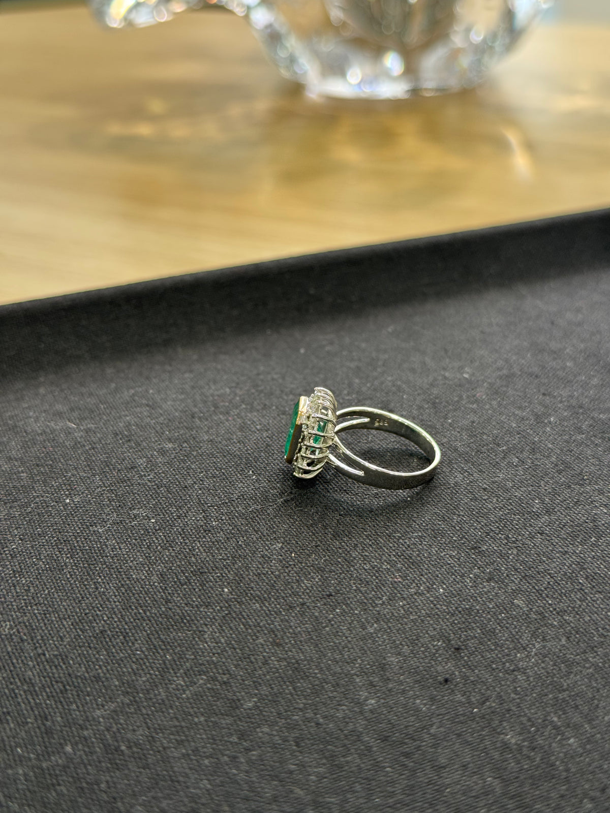Bague or blanc émeraude & diamants entourage – Bague joaillerie seconde main | Argor Colmar