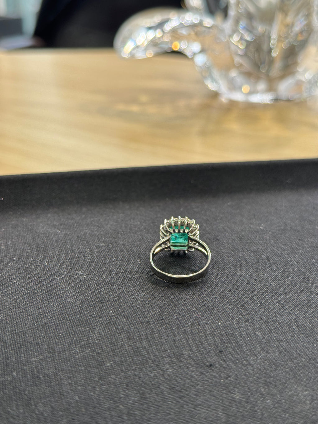 Bague or blanc émeraude & diamants entourage – Bague joaillerie seconde main | Argor Colmar
