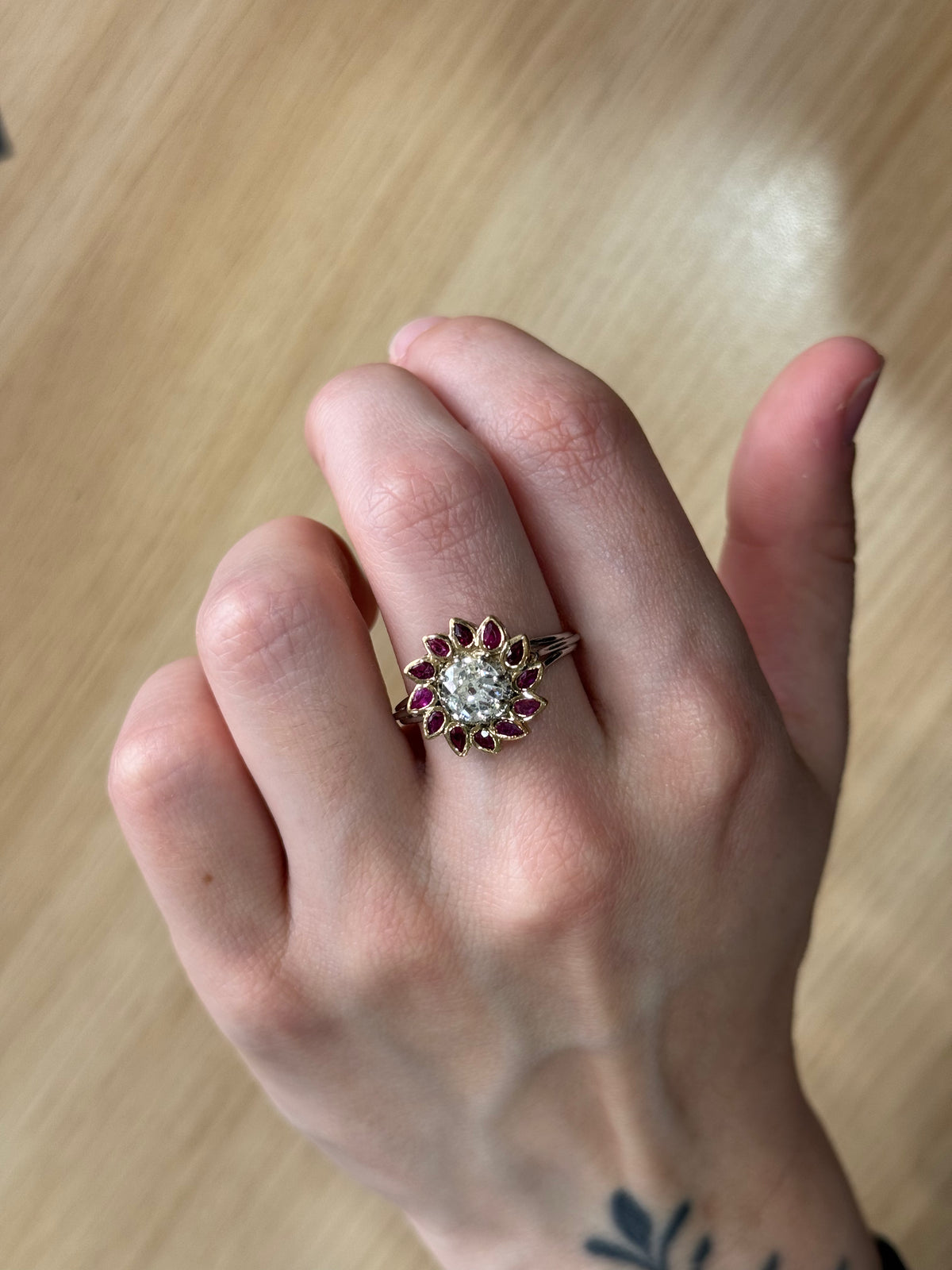Bague marguerite vintage or jaune et blanc saphirs rouge et diamants - Argor Colmar