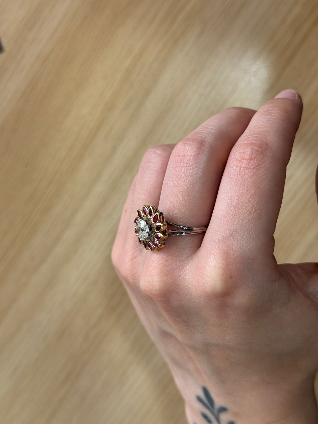 Bague marguerite vintage or jaune et blanc saphirs rouge et diamants - Argor Colmar