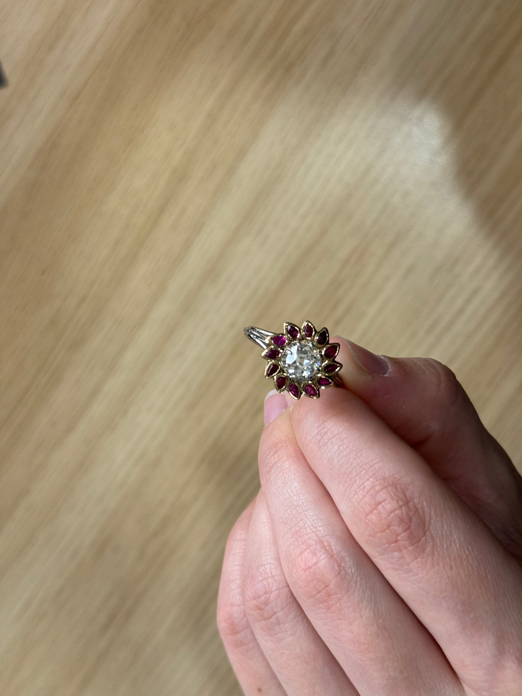 Bague marguerite vintage or jaune et blanc saphirs rouge et diamants - Argor Colmar