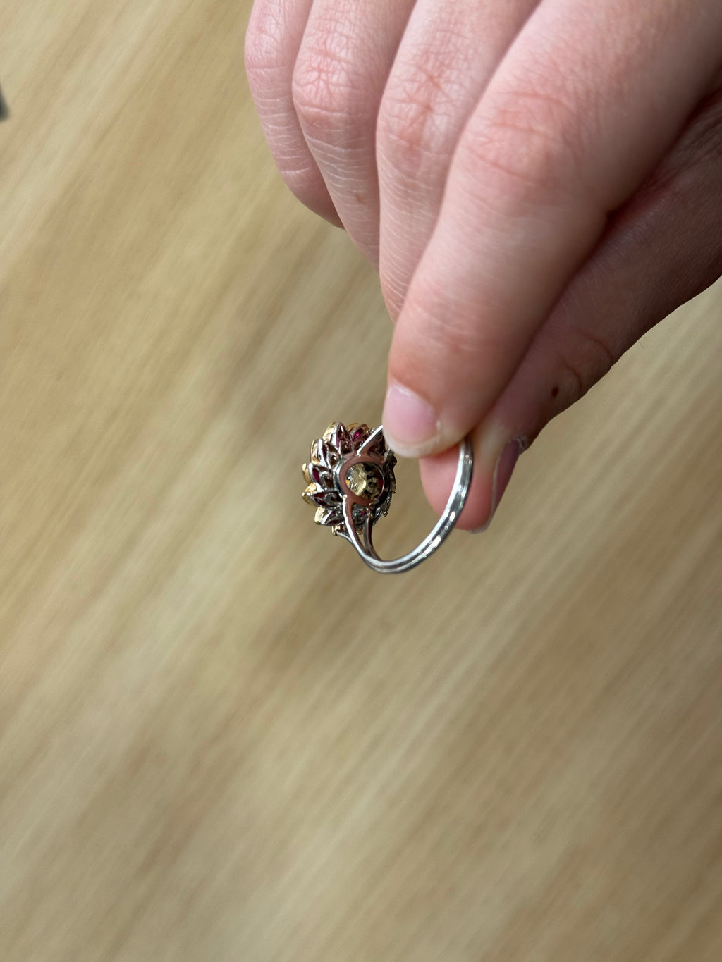 Bague marguerite vintage or jaune et blanc saphirs rouge et diamants - Argor Colmar