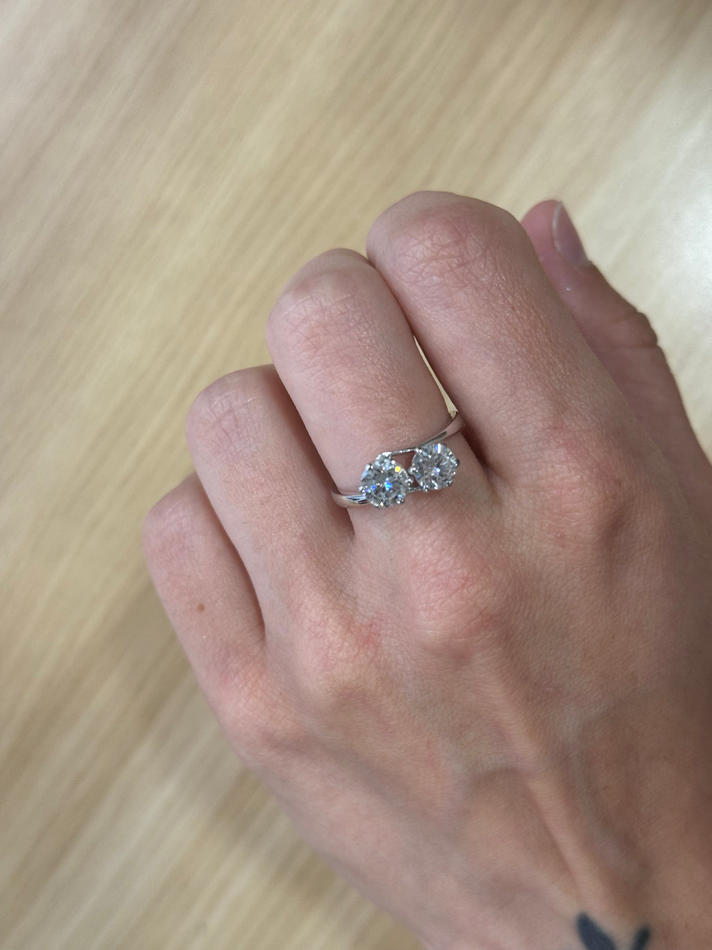 Bague Toi et Moi d'occasion avec deux diamants taille brillant portée de face au doigt