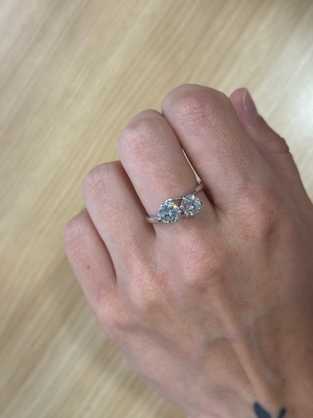 Bague Toi et Moi d'occasion avec deux diamants taille brillant portée de face au doigt